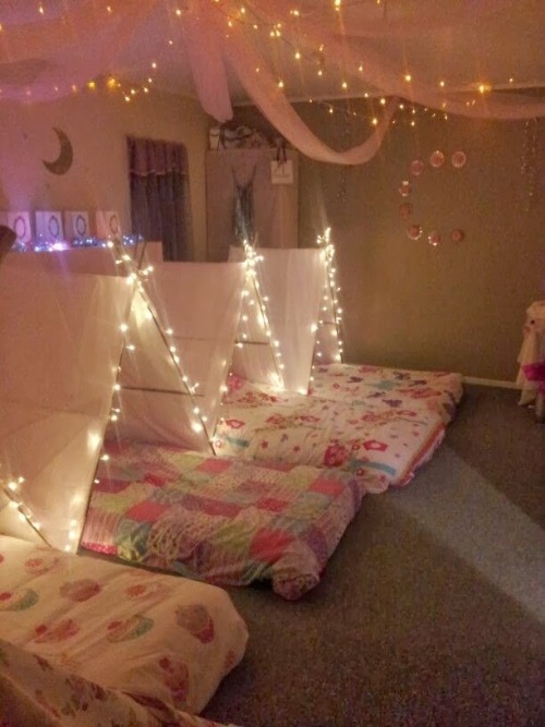 lostlittleinwonderland:  battybubblechan:  Found hereAww now these are super cute!And the blog has a lot of really cool party ideas!  babyoliviasoph can we do this???