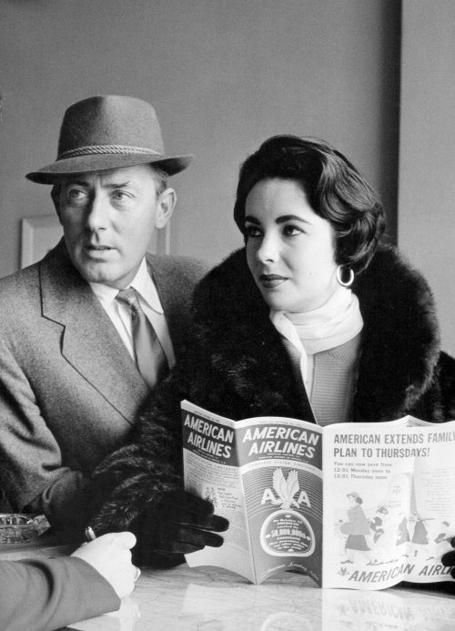 Elizabeth Taylor and Michael Wilding at American Airlines office, 1955