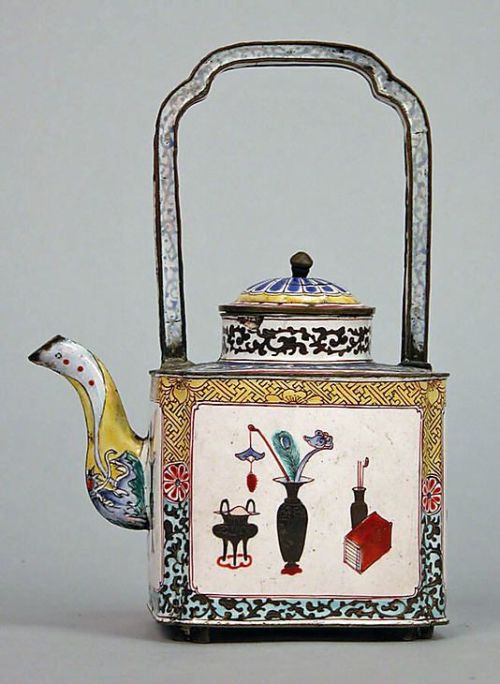 designobjectory: Teapot with Pattern of the “Hundred Antiques”, China, Qing dynasty, 19t