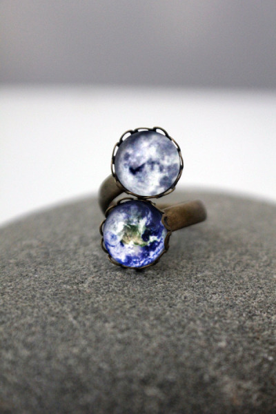 wordsnquotes:  culturenlifestyle: Stunning Jewellery Collection Pays Homage to the Solar System by Lauren Beacham American artist Lauren Beacham left her job as a gallery director to dedicate her herself and artistry to her newfound passion as a jewelry