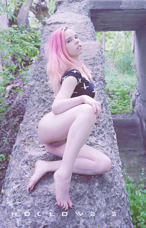 mistertilmonjr:  pigeonfoo:  Photographer http://h-o-l-l-ow-2-5.tumblr.com Model http://pigeonfoo.tumblr.com   Nice twat  Nice find in the woods.