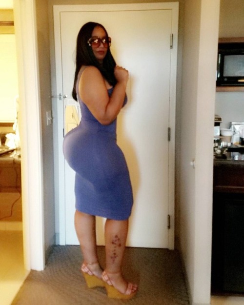 Porn photo rodcya:Queen in a blue dress