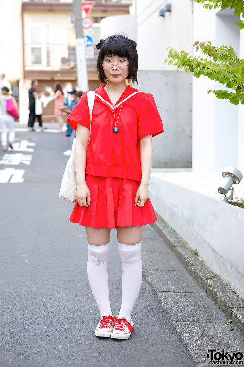 Harajuku girl Natsu in red sailor outfit with sneakers and a Neon Genesis Evangelion tote bag. Full 