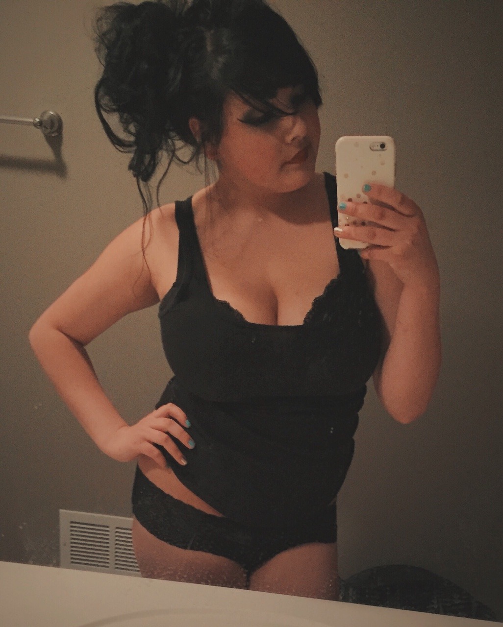 tayyface:  💋💀in case y’all forgot how cute I am.😘🌹 also these are my