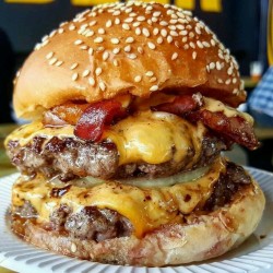 food-porn-diary:  Bacon cheese burger [736x737]
