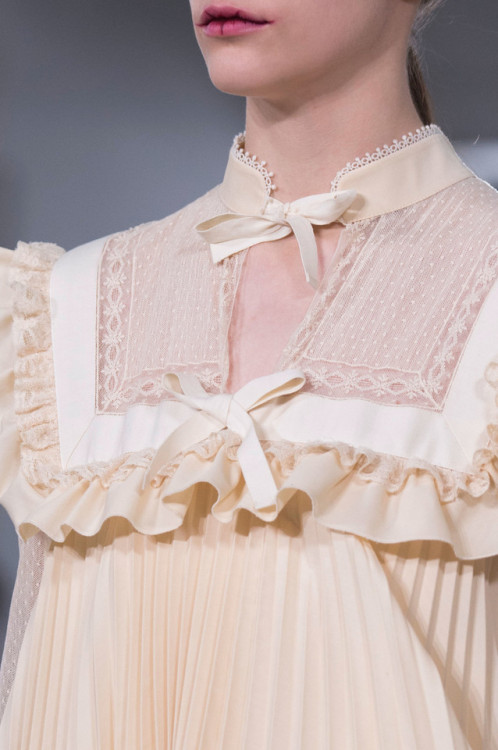 oncethingslookup:Veronique Branquinho Spring 2017 RTW