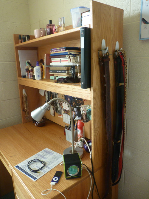 urbancatfitters:u asked for it: dorm room edition (somebody asked for a video tour but i already too