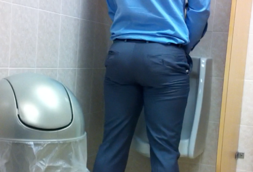 porngeekstuff:  Bathroom break 