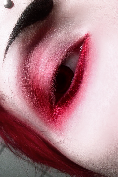 raspberry-corpse:  serving you vampire boy realness