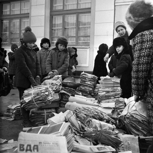 sovietpostcards: Pioneers collecting paper for recycling (USSR, 1980s) Пионеры сдают макулатуру.