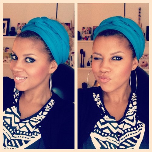 Last day of work this week, my weekend starts tomorrow!! ✌ #me #today #blue #headwrap #blackandwhite #print #tee (på Home 🏩)