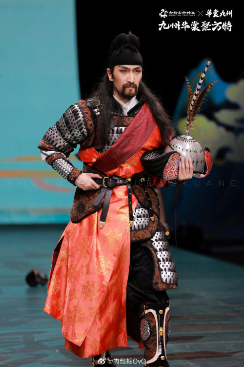 hanfugallery:men in chinese hanfu and armor by 温陈华之炼铠堂