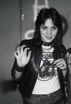 bradelterman: A NEVER before seen Joan Jett photo for my dear tumblr fans… I took this shot backstage at The Whiskey A Go Go in ‘77.  Photo by Brad Elterman 