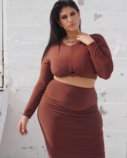 voluptuousladies:  Hot curvy babes are looking