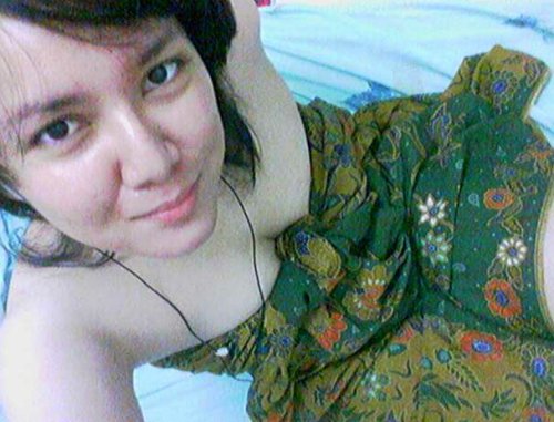 meklaasworld: lickurpussysblog: abgnoty83: Lia Pergh cuubby yg..tembam gila nie..kepat smbam muke kt