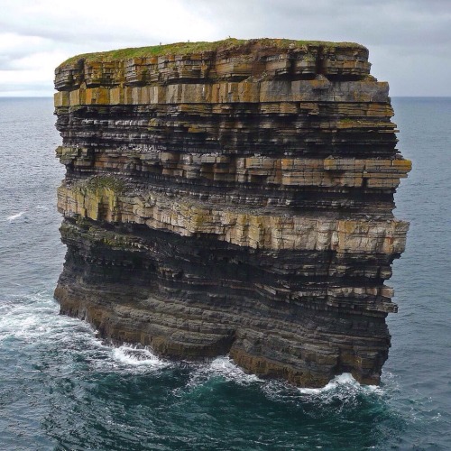 raucherkuss:  sixpenceee:  Dun Briste (The Broken Fort) is a sea stack close to the edge of the cliffs, which is 63 metres by 23 metres, 45 metres high and 228 metres from shore. In 1393 it was separated from the coast as a result of high seas and violent