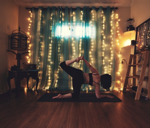 yoginiinprogress: Playing around in baby side planks <3. Trying to better myself, through yoga, b