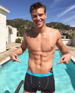 amazingmalenudity:  Matthew Noszka   