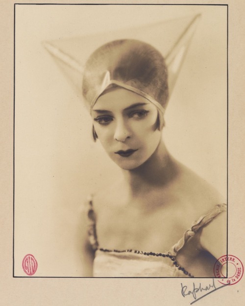 La chatte.[Alicia Nikita].1927.Photographie.Raphaël, Londres.Photographe.