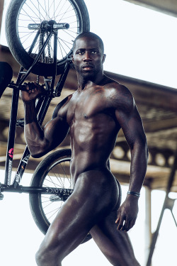 ohthentic:  barebackwannabeslut:  * beholdthebeautiful: BMX rider Nigel Sylvester by Art Streiber for ESPN Magazine Body Issue 2014   ohthentic 