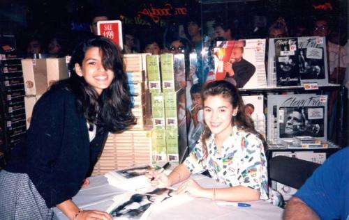 cremeblush: 15 year old Eva Mendes getting an autograph from 17 year old Alyssa Milano, 1989.