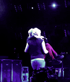 capital-emm:  A fan carrying Bilie around the stage 