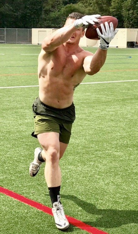 straightdudesexting:New York Giants Full Back hunk Shane Smith 🏈