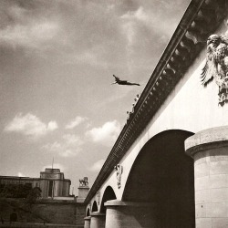 Plongeon du pont Iéna, Paris, 1960&rsquo;s.