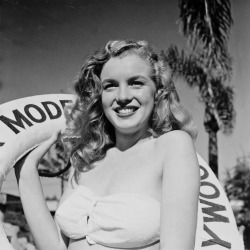 hqmarilyn:  Marilyn posing for a photoshoot for the Blue Book model agency, photographed by Joseph Jasgur, Ambassador Hotel, Hollywood, 1946.