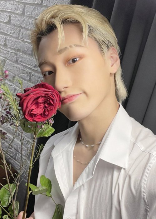 [220514] ATEEZ’s official twitter update:[] 사랑해 좋아해 애정해 에이티니가 보내주는 큰 사랑에 고마움을 담아 에이티즈가 전하는 꽃 8송이 #AT