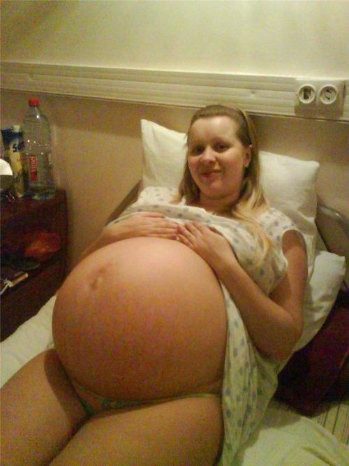 lizzeeborden:The biggest pregnant bellies!