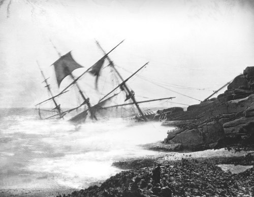 themagicaljellyfish:gameraboy:The Gibson family has taken thousands of striking shipwreck photos, fr