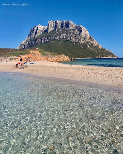 Tavolara, Olbia, in una foto di Martino Mariotti @martino_msound Mostrate la bellezza dei vostri t