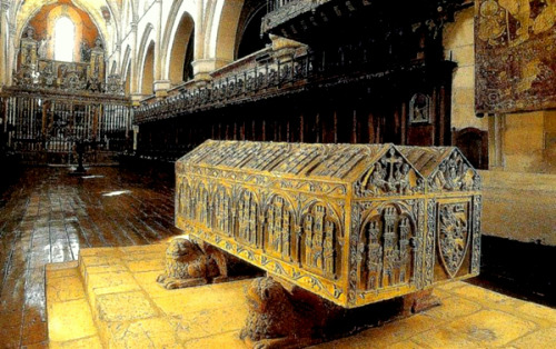 daughter-of-castile:  daughter-of-castile:    Alfonso and Leonor were great lovers, they did not separate in life, neither in the death and neither in the tomb Tombs of Alfonso VIII of Castile and Leonor de Plantagenet in the convent of Santa María
