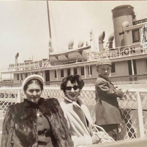 @alegna1918 sent me another photo, this time a fashionable one of her great grandma, grandma and unc