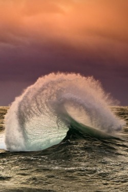 digimikko:  wavemotions:  Rupture by Warren Keelan  Via digimikko. Queued using TumblrFamous.