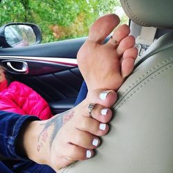 hercutetoes:  Got a thing for sexy women with cute feet? Click the link for more foot fetish fun!http://viralonline.site/r/4AWIx