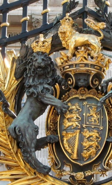 somersetlevels:Royal Shield on the gates of Buckingham Palace.