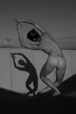 beautyandsensation:  matt-h2:  Erica and her shadow. Reminds me of a sculpture from Burning Man (and said sculpture usually resides in the ‘hood of my studio).  Beautiful 