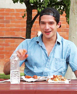 james-romanoff: tposey eats buffalo wings alone (x)