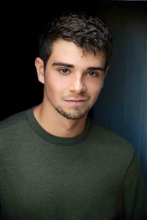 munroandthomaschambers:  This is Alex Harrouch. I’m pretty sure he’ll be playing Alli’s new love interest. 