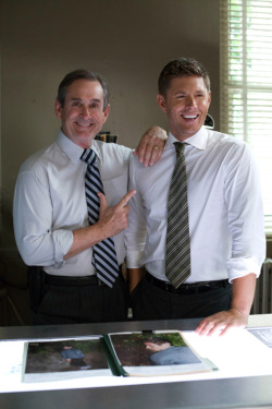 itsajensenthing:  graphitesmudges:  Why does no one talk about the fact that Jensen’s dad was in an episode of Supernatural?  Look at that proud Father; holding his son’s shoulder, pointing at him with a massive grin reaching from ear to ear. He’s