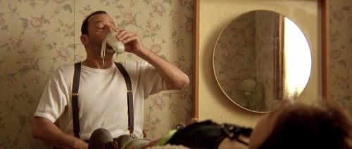 cine-doll:  Milk obsession in Leon the professional 