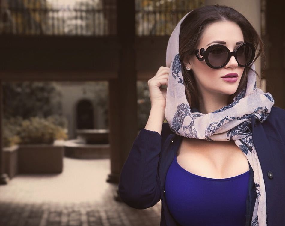 Every woman should always keep her class. The most important thing. Good behavior