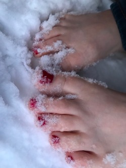 kissabletoes:  Chilly foot job? Sounds like