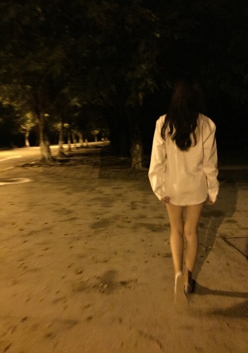 nanyang24kid: 小母狗第一次男厕露出