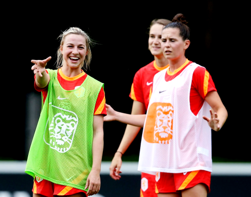 nedwnt: Jackie Groenen, Vivianne Miedema &amp; Merel van Dongen during training at the KNVB Camp