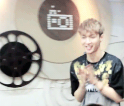 ohmi-ja-deactivated20141029:  Excited Yixing couldn’t stop clapping \(‐＾▽＾‐)/   