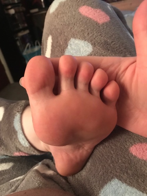 ellessexyfeet:  Midweek teases😫