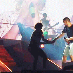 sweather-kitten-lou:  dailydoseofziam:  Louis tries to grab Liam’s mic, but ends up losing his own one. 16/08/14   🙊  Lol awe tiny pixi